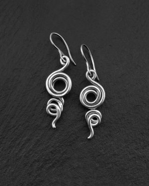 Χειροποίητα σκουλαρίκια σπείρα από ασήμι 925 με σφυρηλατημένες λεπτομέρειες